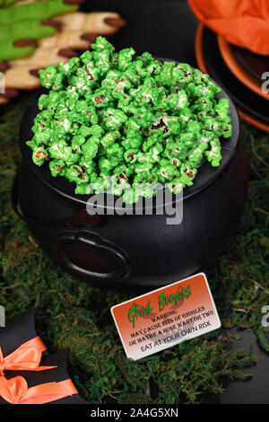 Calderone verde popcorn dolce per demoni e zombie. Trattare di Halloween Foto Stock