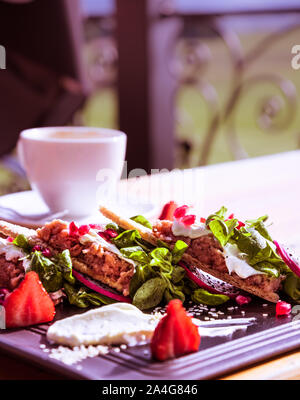 Salmone affumicato insalata servita con Melba toast Foto Stock