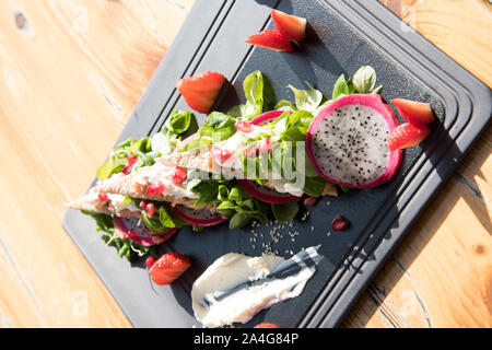 Salmone affumicato insalata servita con Melba toast Foto Stock