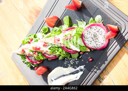 Salmone affumicato insalata servita con Melba toast Foto Stock