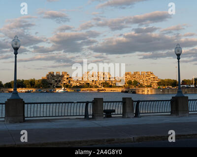 Quebec, Canada. Habitat 67 visto dal vecchio porto di Montreal, accanto al fiume Saint-Lawrence. Foto Stock