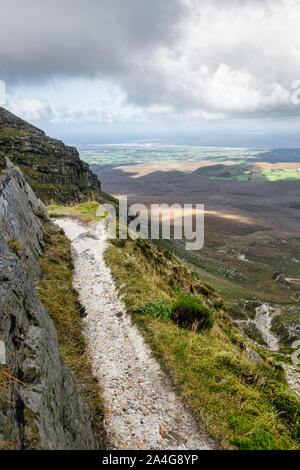 Il sentiero che conduce fino alla cima della montagna Muckish in Donegal Irlanda Foto Stock