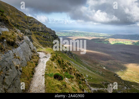 Il sentiero che conduce fino alla cima della montagna Muckish in Donegal Irlanda Foto Stock