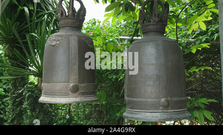 Close up di grandi campane di bronzo al Wat Saket tempio a Bangkok Foto Stock