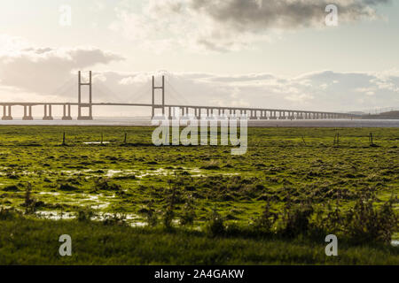 La seconda Severn Crossing / Prince of Wales Bridge, portante la M4 tra Inghilterra e Galles, visto da zone umide Pilning riserva naturale. Foto Stock