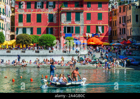 Il taxi acqueo e turisti sulla spiaggia di Vernazza, Cinque Terre Liguria, Italia Foto Stock