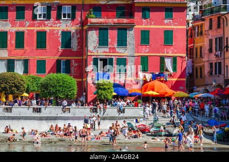 I turisti sulla spiaggia affollata a Vernazza, Cinque Terre Liguria, Italia Foto Stock