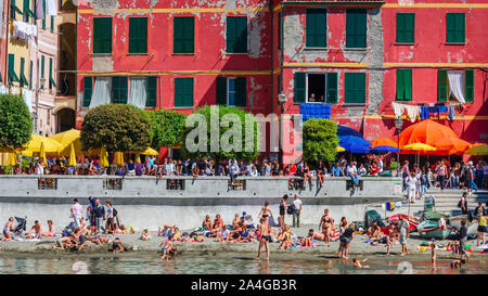 I turisti sulla spiaggia affollata a Vernazza, Cinque Terre Liguria, Italia Foto Stock