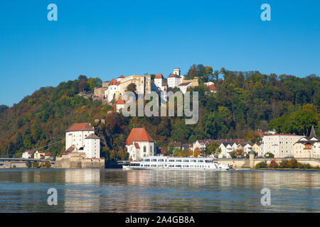 Iver crociera sul fiume Danubio nella parte anteriore del castello Oberhaus in Passau, Germania Foto Stock