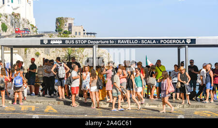 AMALFI, Italia - Agosto 2019: le persone ad una fermata di autobus di Amalfi in attesa per il bus per Ravello Foto Stock