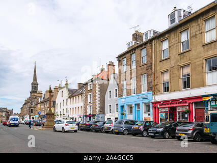 High Street negozi con mercat (mercato) croce e la guglia di Town Hall, Haddington, East Lothian, Scozia, Regno Unito Foto Stock