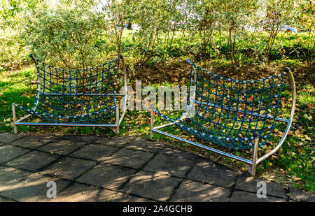 Tipo amaca posti a sedere su un parco giochi per bambini in Bindek parco della città di Zagreb, Croazia Foto Stock