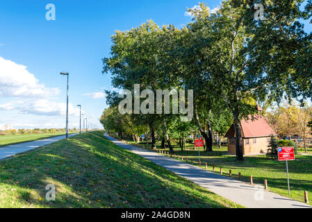 Un lungo sentiero lungo Bundek city park con scenic alberi in una bella giornata di sole, Zagabria, Croazia Foto Stock