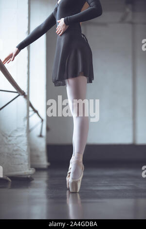 Giovane ballerina in piedi sui piedi nello stile di vita attivo studio Foto Stock