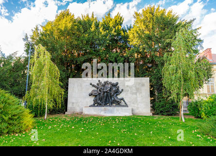 Riprese di ostaggi monumento in un piccolo parco, Zagabria centro, Croazia. Scultore: Frano Kršinić. Eretta nel 1951 Foto Stock