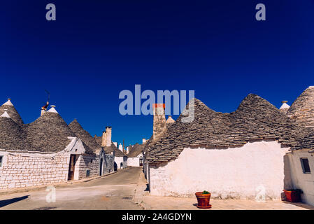 Piastrelle di pietra la copertura dei tetti dei trulli di Alberobello, una città italiana a visitare in un viaggio in Italia. Foto Stock