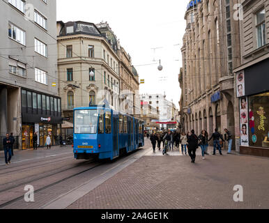 Un moderno blu tram passeggero su una delle strade nel centro di Zagabria, Croazia Foto Stock