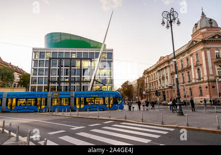 Città blu tram davanti all Università di Zagabria accademia di musica, Croazia Foto Stock