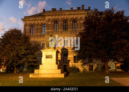 Illuminata la statua di Josip Juraj Strossmayer di fronte all'Accademia Croata Delle Scienze e delle arti, Zagabria, Croazia. Scultore: Ivan Mestrovic Foto Stock