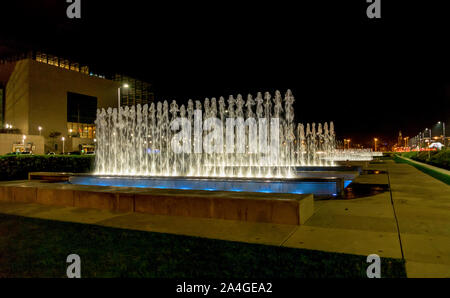 Tall getti di acqua delle fontane in University Park, nella parte meridionale del centro della città di Zagreb, Croazia Foto Stock