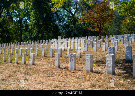 Arlington, VA, Stati Uniti d'America -- 14 ottobre 2019. Foto di un mare di lapidi in Al Cimitero Nazionale di Arlington in una limpida giornata d'autunno. Foto Stock