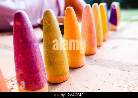 Giocattolo di cui conica di pezzi di legno dipinte in colori non strutturati per i giochi dei bambini. Foto Stock