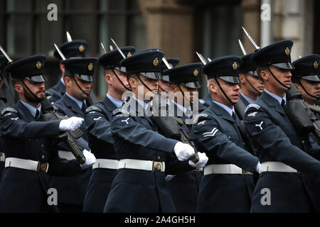 Londra, Regno Unito. Xiv oct, 2019. I membri della Royal Air Force marching dopo lo stato di apertura del Parlamento, dove la Regina Elisabetta II offre la regina del discorso (scritto dal governo). I membri delle forze armate che la linea della rotta verso il Palazzo di Westminster, Londra, Regno Unito il 14 ottobre 2019. Credito: Paolo Marriott/Alamy Live News Foto Stock