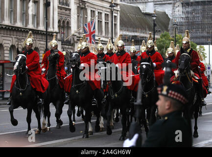 Londra, Regno Unito. Xiv oct, 2019. Membri della cavalleria della famiglia ritorno alle caserme dopo lo stato di apertura del Parlamento, dove la Regina Elisabetta II offre la regina del discorso (scritto dal governo). I membri delle forze armate che la linea della rotta verso il Palazzo di Westminster, Londra, Regno Unito il 14 ottobre 2019. Credito: Paolo Marriott/Alamy Live News Foto Stock