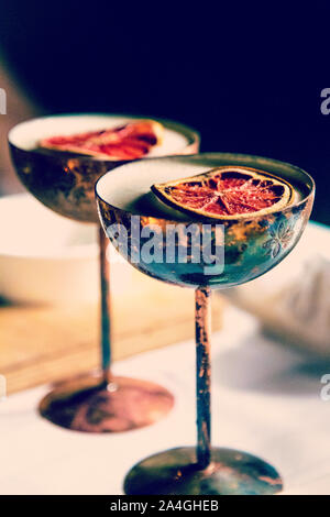 Pornostar cocktail Martini guarnita con secchi Agrumi a Yacht Classic Hotel, Fethiye, Turchia Foto Stock