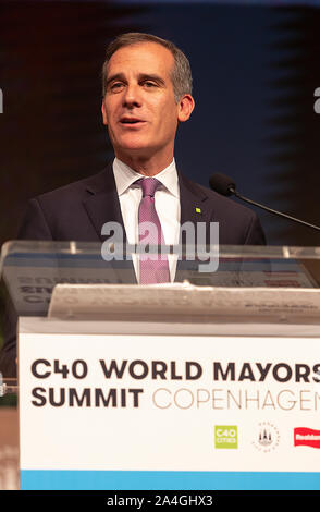 COPENHAGEN, Danimarca - 10 ottobre 2019: Sindaco di Los Angeles, Eric Garcetti, durante il suo discorso di accettazione dopo la consegna della nuova sedia da Anne Hidalgo, Sindaco di Parigi, al C40 Sindaci mondiale Vertice di Copenaghen. Più di 70 sindaci di alcuni dei più grandi del mondo e più influenti città rappresentano circa 700 milioni di persone si incontrano a Copenhagen a partire dal mese di ottobre 9-12 per la C40 World Summit sindaci. Lo scopo con il vertice di Copenaghen è la costruzione di una coalizione globale delle principali città, imprese e cittadini che raduni intorno a radicale e ambiziosa azione per il clima. Anche i leader della gioventù Foto Stock