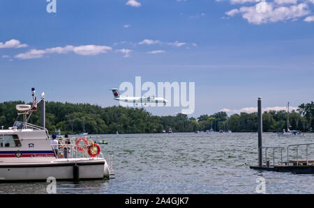 Toronto, Ontario, Canada - 2019 06 30: Air Canada aeromobile a turboelica decrescente per Billy Bishop Toronto City Airport sopra le acque del Toronto Foto Stock