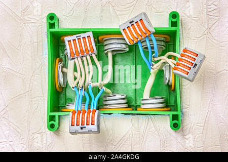 Giunzione di cavi elettrici, collegare i cavi elettrici nel cantiere Foto  stock - Alamy