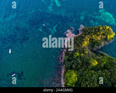 Vista aerea del promontorio di Mogren tra le spiagge di Mogren. Budva. Montenegro. Coste frastagliate con ripide scogliere a picco sul mare che si affaccia sul mare trasparente. Foto Stock