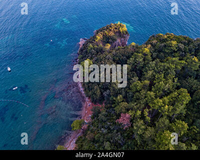 Vista aerea del promontorio di Mogren tra le spiagge di Mogren. Budva. Montenegro. Coste frastagliate con ripide scogliere a picco sul mare che si affaccia sul mare trasparente. Foto Stock