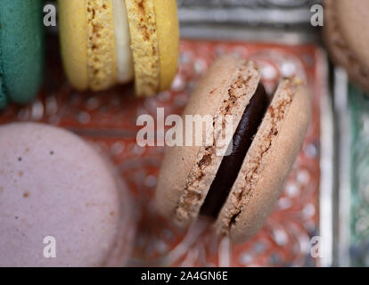 Colorati Macarons francese realizzato con colori naturali e ingredienti: Matcha, lavanda, Caffè, Cioccolato Foto Stock