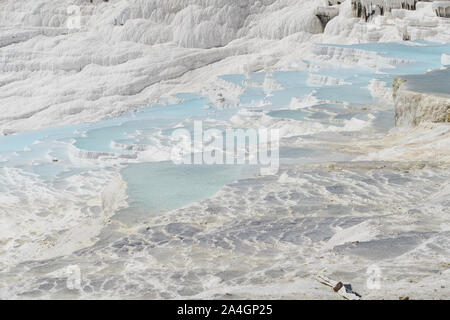 Pamukkale in Turchia è noto per il suo ricco di minerali acque termali che fluisce verso il basso in travertino bianco terrazze. Pamukkale è soprannominato il castello di cotone. Foto Stock