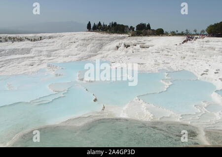 Pamukkale in Turchia è noto per il suo ricco di minerali acque termali che fluisce verso il basso in travertino bianco terrazze. Pamukkale è soprannominato il castello di cotone. Foto Stock