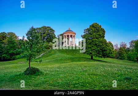 Il Monopteros nell'Englischer Garten di Monaco di Baviera, Germania. Foto Stock