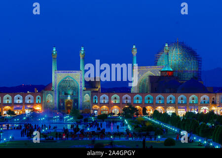 Kashan, Iran - 2019-04-14 - Naqshe Cehan Square dopo il tramonto durante l ora di blu. Foto Stock