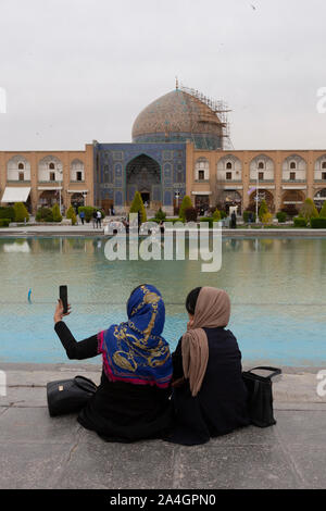 Kashan, Iran - 2019-04-14 - Naqshe Cehan Square due donne prendono un selfie accanto al laghetto. Foto Stock