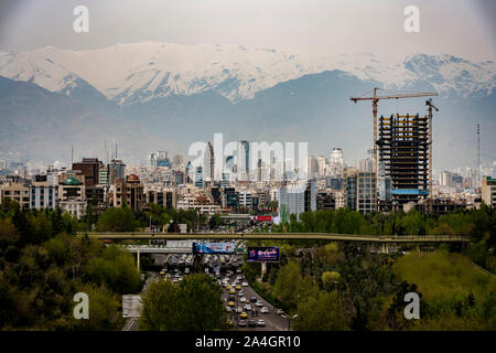 Tehran, Iran - 2019-04-16 - skyline della città come si vede dal ponte della natura. Foto Stock