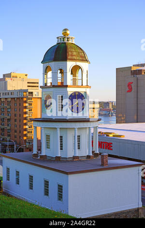 HALIFAX, CANADA -6 OTT 2019- Vista della Città Vecchia (Orologio Cittadella Torre dell Orologio) presso la cittadella di Halifax, un sito storico nazionale nella capitale del C Foto Stock