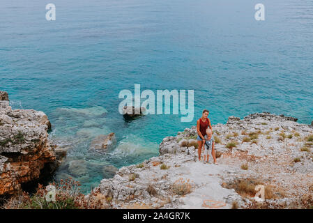 Cancellare incredibile di colore azzurro acqua di mare con scogli di granito e grenery Foto Stock