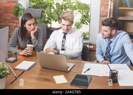 Team aziendale e manager in una riunione. Un gruppo di giovani uomini di affari di lavoro e di comunicazione in ufficio. Foto Stock