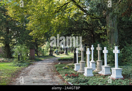 Monumenti e lapidi del cimitero principale di Francoforte sul Meno Germania Foto Stock