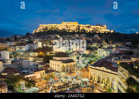 Piazza Monastiraki con l'Acropoli di Atene in background, Grecia Foto Stock