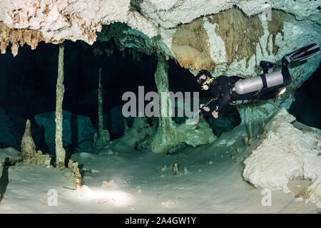 Un subacqueo esplora la grotta dei passaggi di Messico la famosa Dos Ojos cenote. Foto Stock