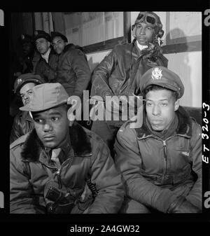 [Fotografia di Tuskegee aviatori che frequentano un briefing in Ramitelli, Italia, marzo 1945] Foto Stock
