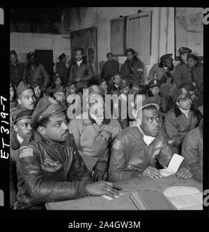 [Fotografia di diversi aviatori di Tuskegee frequentando un briefing in Ramitelli, Italia, marzo 1945] Foto Stock