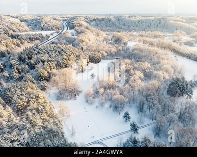 Bella vista aerea della coperta di neve foreste di pini. Rime ghiaccio e gelo trasformata per forte gradiente di alberi di copertura. Scenic paesaggio invernale vicino a Vilnius, Lituania. Foto Stock